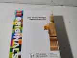 une boîte de blocs Lego en bois posée sur une table