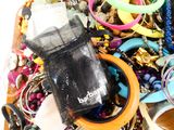 une boîte en bois remplie d'un assortiment de bijoux et de bracelets