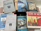 plusieurs livres sont empilés sur une table