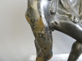 une statue d'un homme avec un chapeau sur la tête