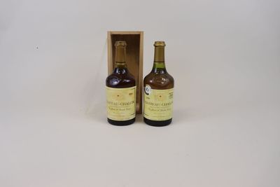 deux bouteilles de vin posées l'une à côté de l'autre sur une surface blanche
