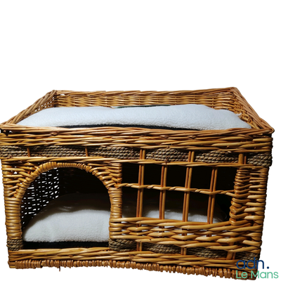 une niche en osier avec un panier pour chien à l'intérieur