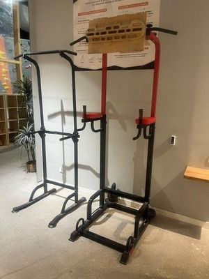 un ensemble d'appareils de musculation installé dans un coin de la pièce