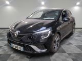 la voiture noire est garée dans le garage sur un sol en damier