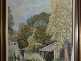 tableau à l'huile encadré représentant un hangar à bateaux au bord d'une rivière, dans un cadre champêtre