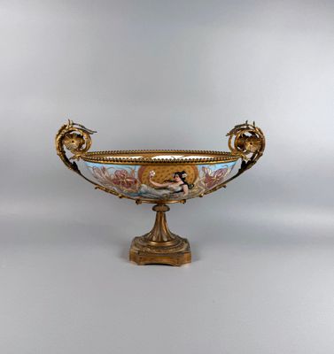Belle coupe de présentation en porcelaine à décor d'iris, fe… - Photo 1