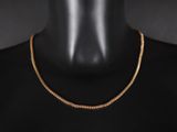 un collier à chaîne en or sur un mannequin mannequin mannequin mannequin mannequin mannequin mannequin mannequin mannequin mannequin