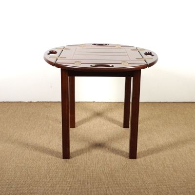 une petite table avec un plateau en bois sur un sol recouvert de moquette
