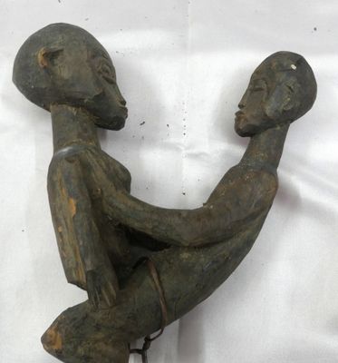 statue représentant un homme portant une femme sur son dos