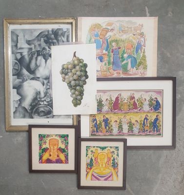 de nombreuses photos encadrées sur le mur d'une pièce