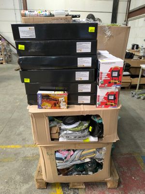 une pile de cartons posée sur un chariot dans un entrepôt