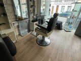 une photo d'un salon de coiffure avec des fauteuils et des miroirs