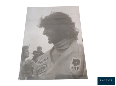 une photo en noir et blanc d'un homme en tenue de course
