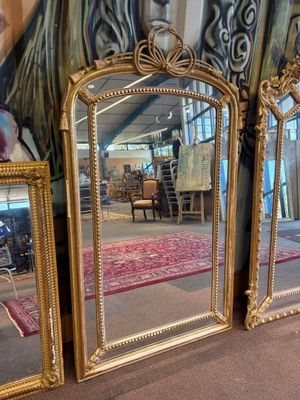 trois miroirs posés les uns à côté des autres sur le sol