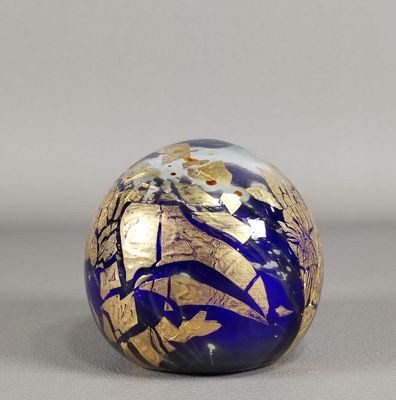 boule en verre bleue et dorée ornée d'un motif en feuille d'or