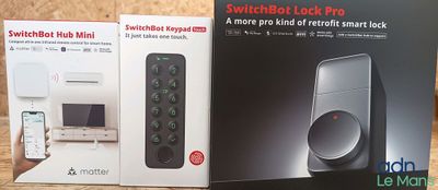 deux boîtes de manettes Nintendo Wii posées sur une surface en bois