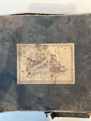 un vieux livre sur lequel figure le dessin d'un homme dans une calèche