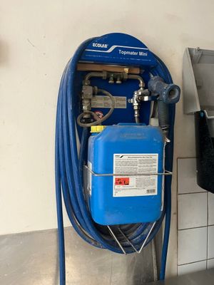 un tuyau bleu raccordé à un réservoir bleu dans une cuisine