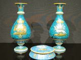 deux vases posés sur une table