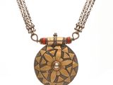 une photo d'un collier orné d'un médaillon
