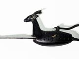 un cheval noir couché par terre