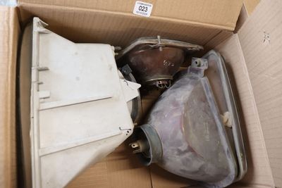 une boîte en carton contenant un certain nombre d'objets
