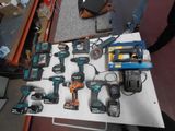 un grand nombre d'outils posés sur une table