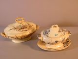 deux assiettes sur la table, avec une soucoupe et un bol