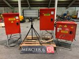 Deux cartons rouges sont posés sur une palette dans un entrepôt.