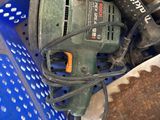 un panier bleu contenant des outils qui s'y trouvent
