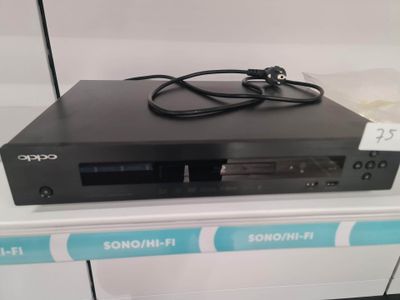 Le lecteur DVD Sony est posé sur l'étagère du haut.