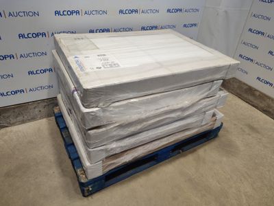 une pile de matelas posée sur une palette devant un mur