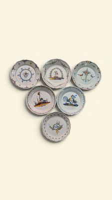 NEVERS Suite de 6 assiettes en faïence à décor émaillé polyc…