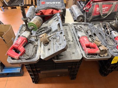 un grand nombre d'outils sur la table