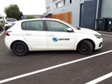 une voiture blanche garée dans un parking