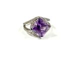 un gros plan d'une bague sertie d'un améthorate et de diamants