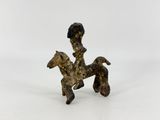 une petite figurine en bronze représentant un homme à cheval