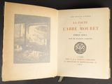 un livre ouvert sur lequel figure l'image d'une femme assise sur une chaise