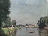 un tableau représentant un bateau sur une rivière, avec une ville en arrière-plan