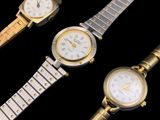 Trois modèles de montres différents sont présentés sur un fond noir