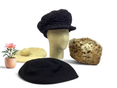 un chapeau, un chapeau et un chapeau sur une tête de mannequin