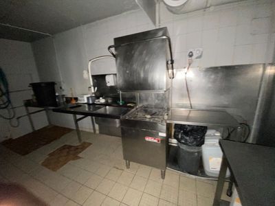 une image d'une cuisine commerciale avec des appareils en acier inoxydable