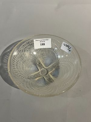 un saladier en verre orné d'un autocollant, posé sur une table