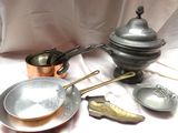 de nombreux objets en argent et en or posés sur une table