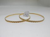 deux bracelets rigides en or ornés d'une breloque en forme de cœur