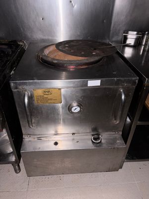 une cuisinière placée au milieu d'une cuisine