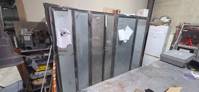 une pièce dans laquelle se trouvent plusieurs portes métalliques
