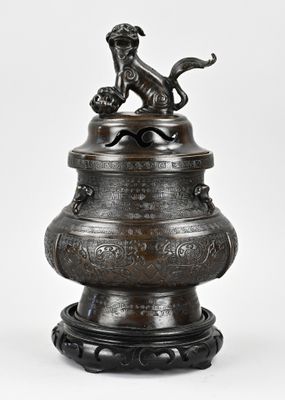 urne en bronze surmontée d'un chien, posée sur un socle