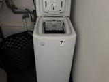 un lave-linge et un sèche-linge dans le coin d'une pièce
