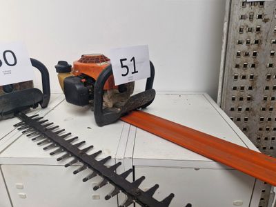 deux tronçonneuses posées l'une sur l'autre